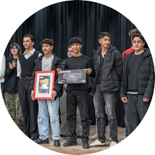 Gruppenfoto von den Jugendlichen auf der Bühne | © AWO Bremerhaven / Simone Hryzyk