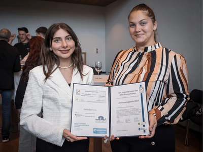 Jugendwerksvorstand Ayshan Sabili und Lorena Bezdedan | © AWO Bremerhaven / Simone Hryzyk Zwei junge Frauen zeigen Stolz ihre Urkunde | © AWO Bremerhaven / Simone Hryzyk
