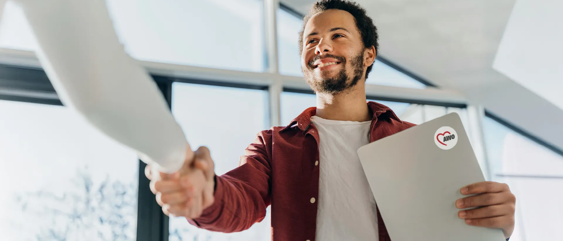 Ein Mann mittleren Alters schüttelt die Hand einer Frau zur Begrüßung eines Bewerbungsgesprächs | © freepik.com