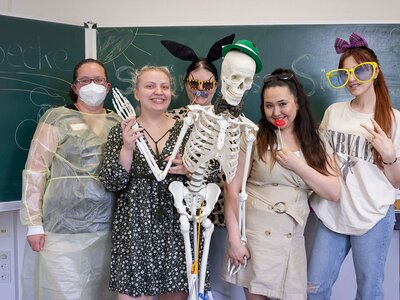 Spaß am "Tag der offenen Tür" in der UKA Das Foto zeigt eine Gruppe von Schülerinnen